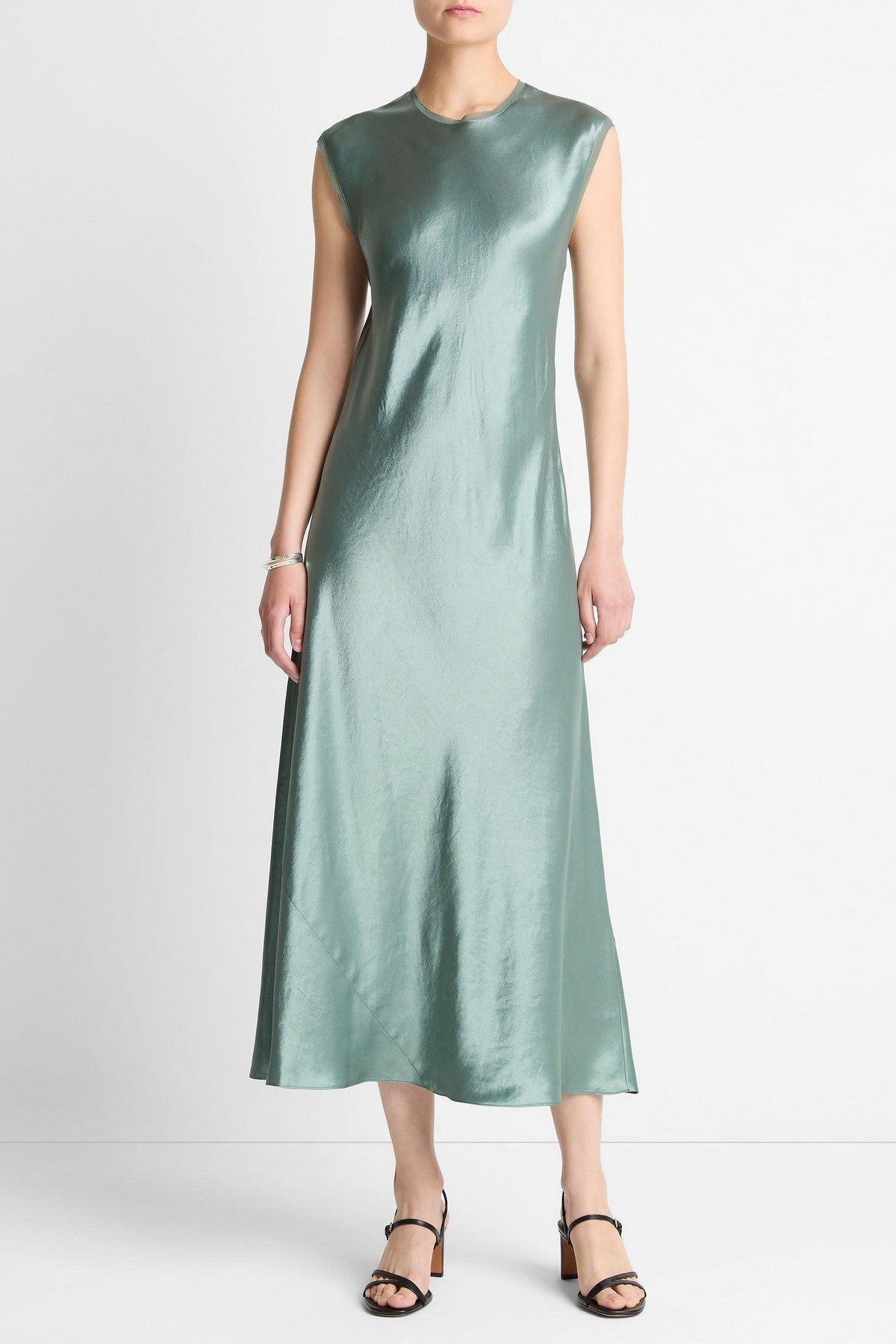 Cap-sleeve jurk in biais, van glanzend, lichtgewicht Naia™ satijn, met elegante picot chiffon bij kraag en armsgaten. De kleur is lindegroen.