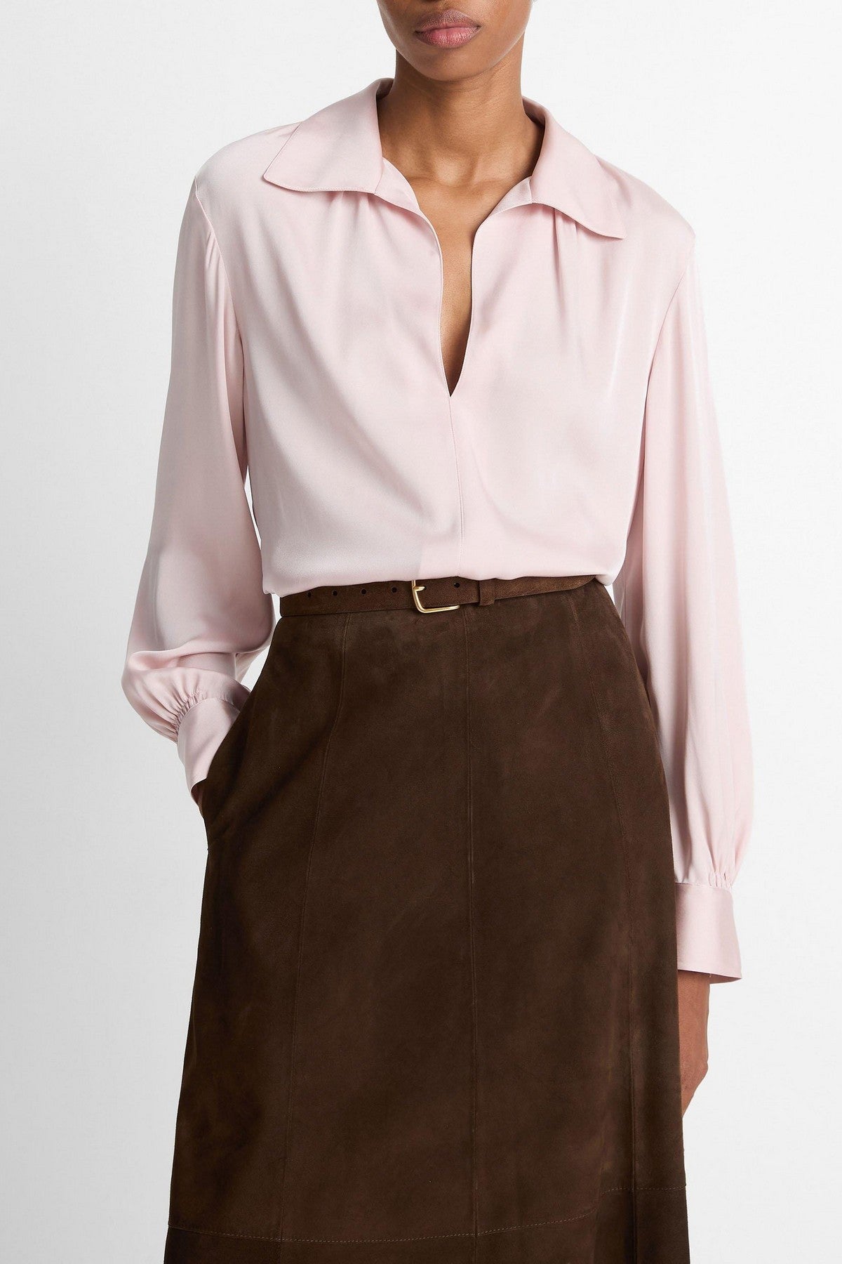 Zijden blouse van Vinde met smockruches voor zachte volume en metalen knoopjes aan de manchetten. Kleur is lichtroze