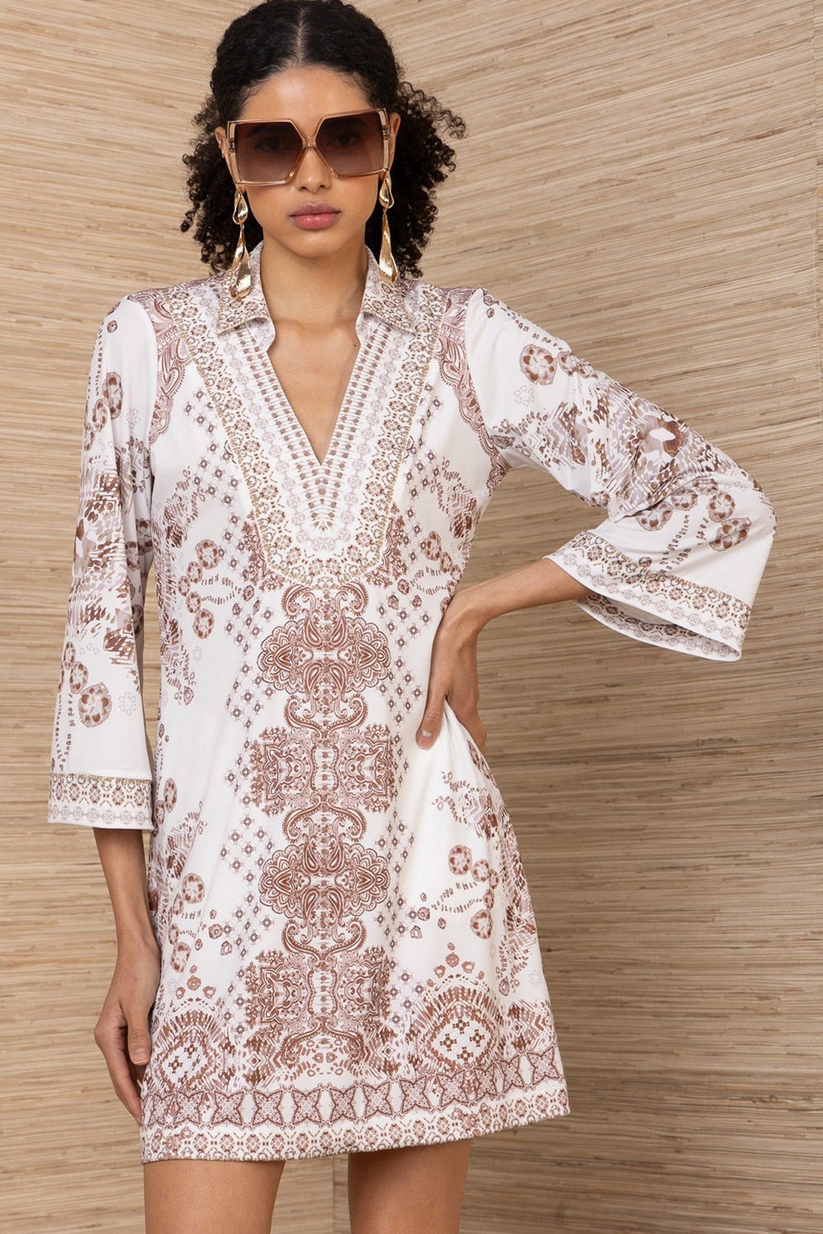 5ZBB610A: Detail van de kraag en de matte jersey stretchstof van de Hale Bob jurk in Ivory.