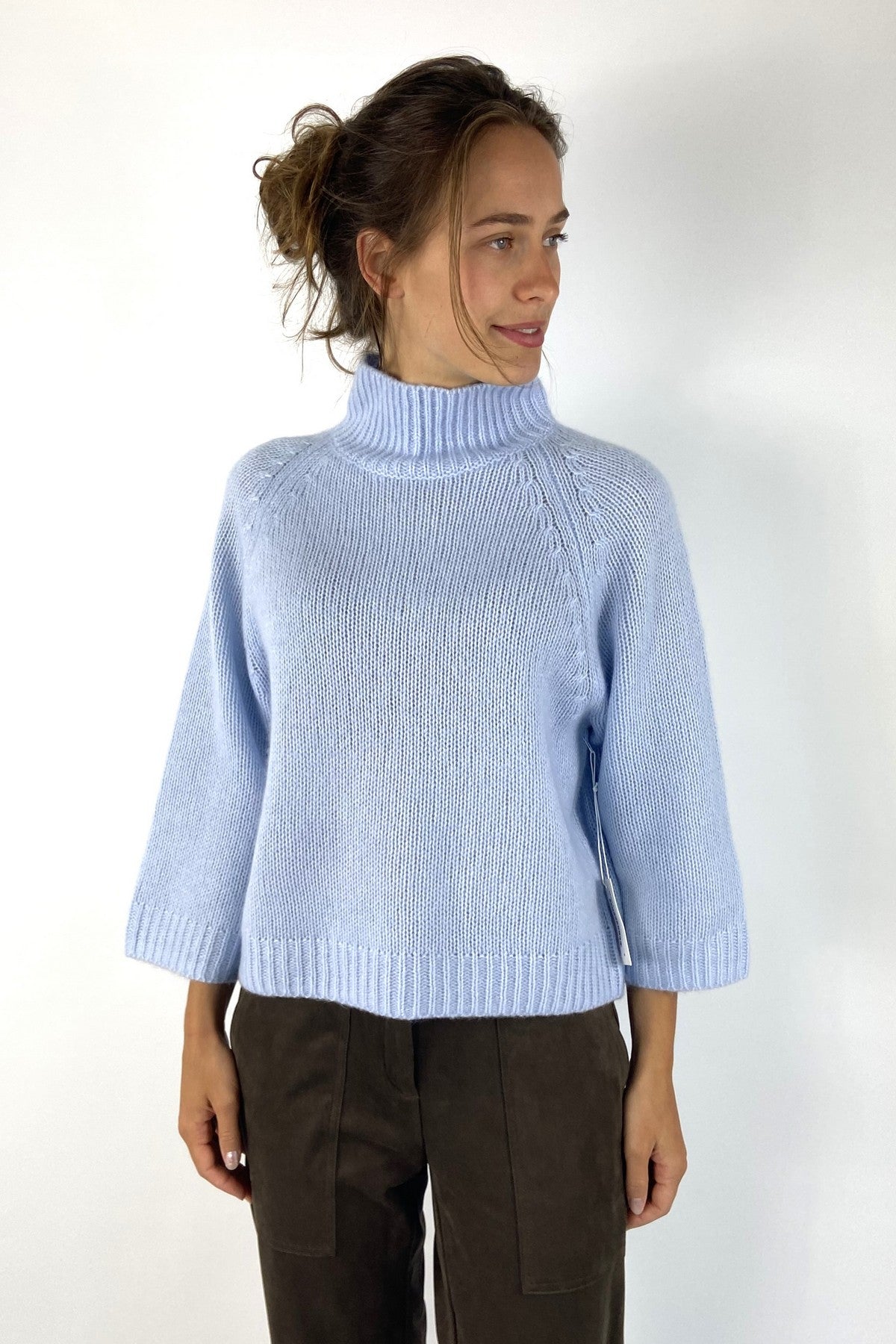 Zacht aanvoelende pull van FFC met turtle neck en lange wijdere mouwen in cashmere/katoen mix. De kleur is lichtlbauw.