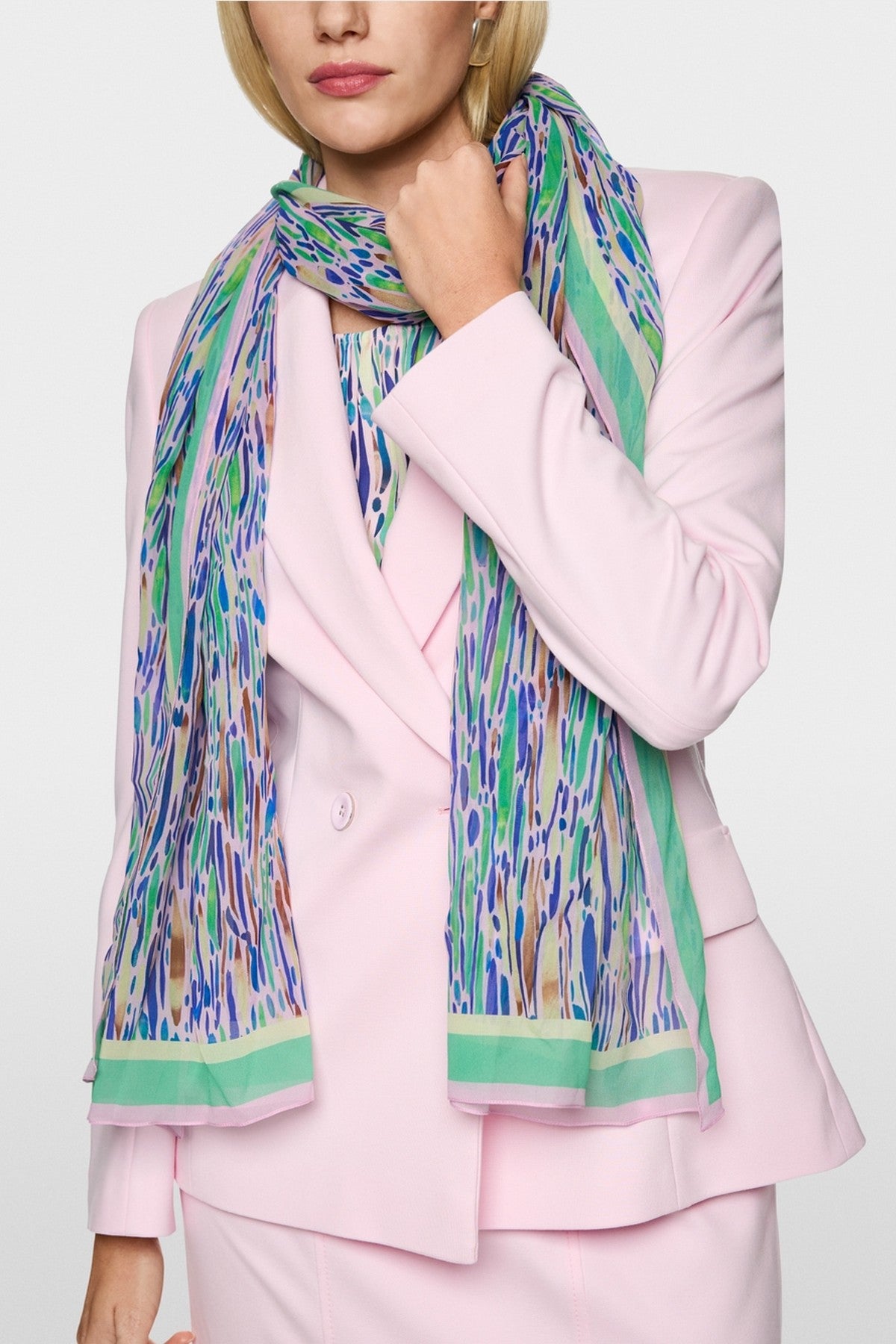 Marc Cain sjaal pink tulle gestyld op een vrouwelijke outfit.