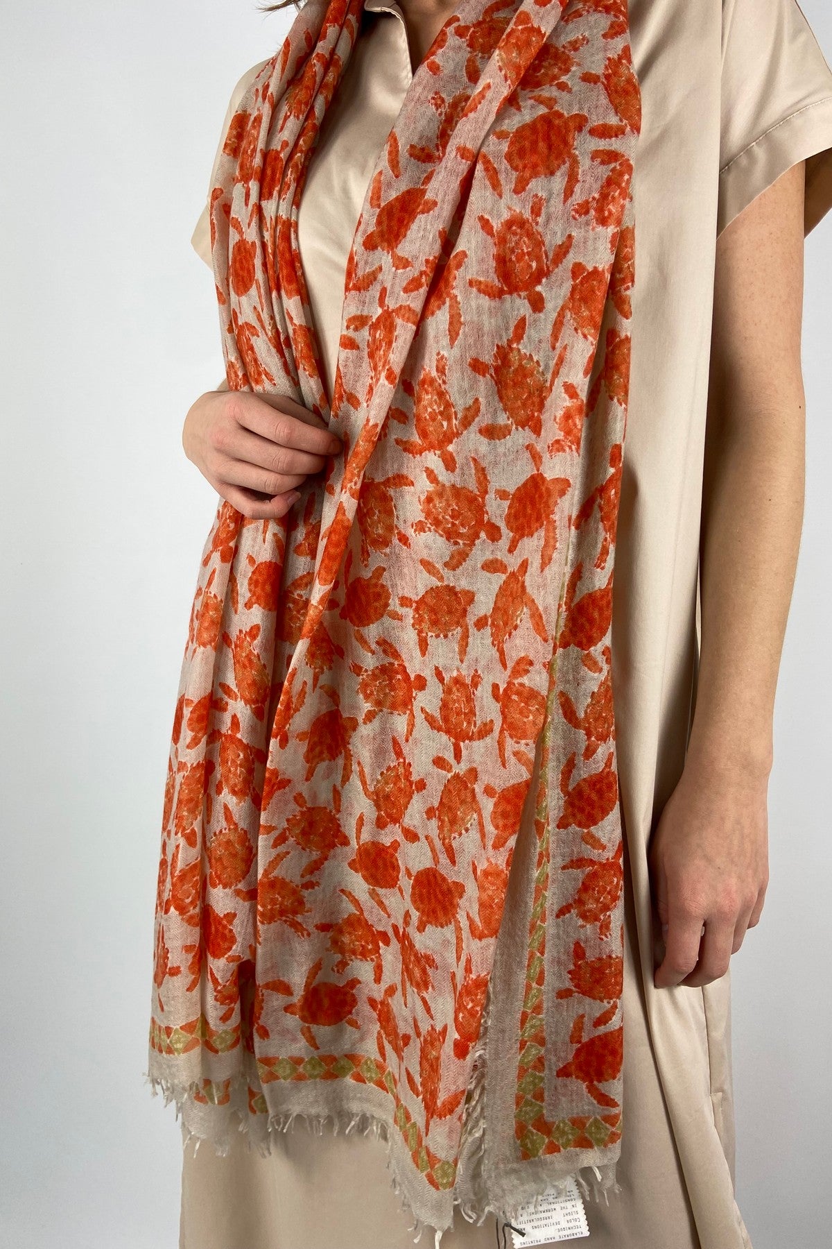 OHURTLES-BWB-261B Detail van de franjes en het schildpad dessin van de Hemisphere sjaal.