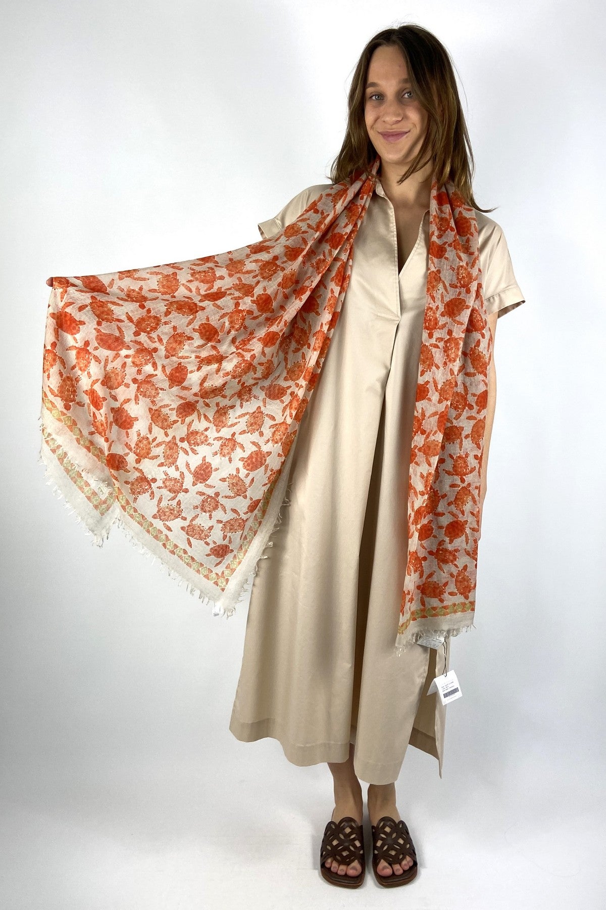 OHURTLES-BWB-261B Hemisphere wollen sjaal 100x200 met oranje schildpad print.