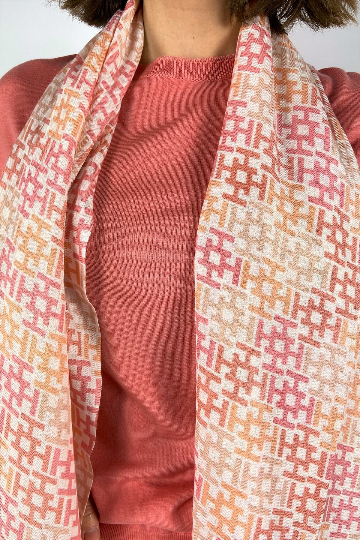 Sjaal H print in de kleur roze oranje van het merk Hemisphere