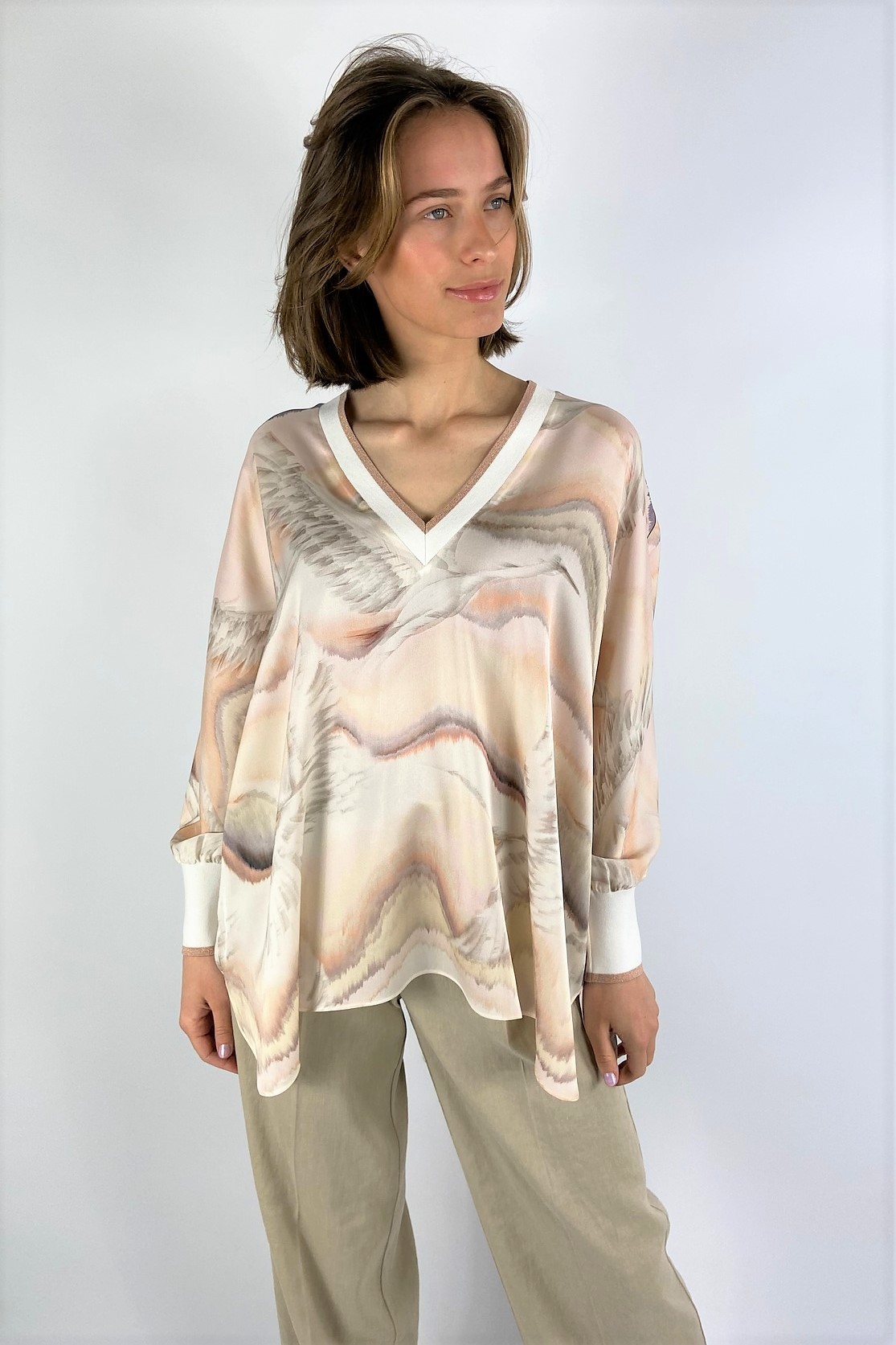 Ivi - 22101015 CRANE - Shirtbloes V print tricot cream zalm - uitverkocht