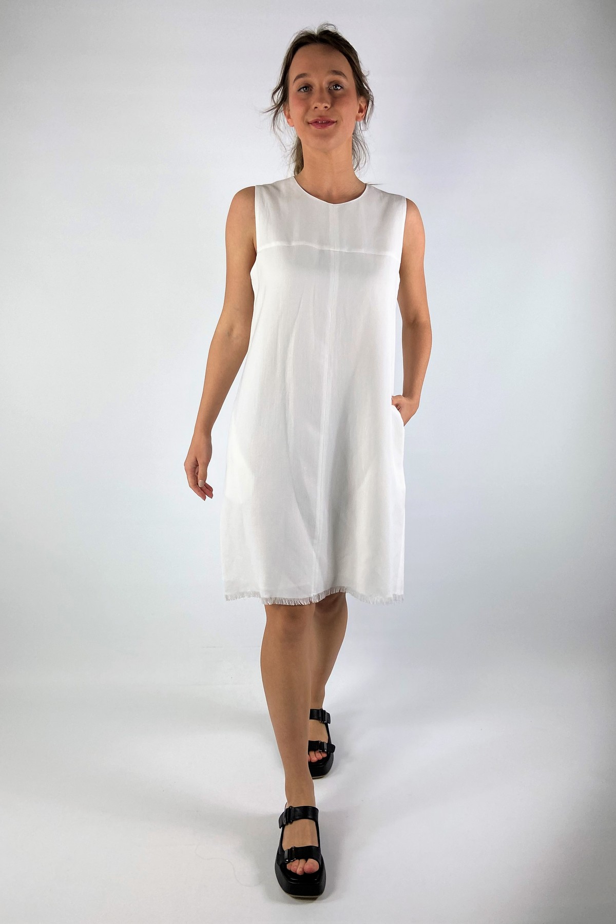 Kleed mouwloos franjes in de kleur wit van het merk Antonelli Firenze