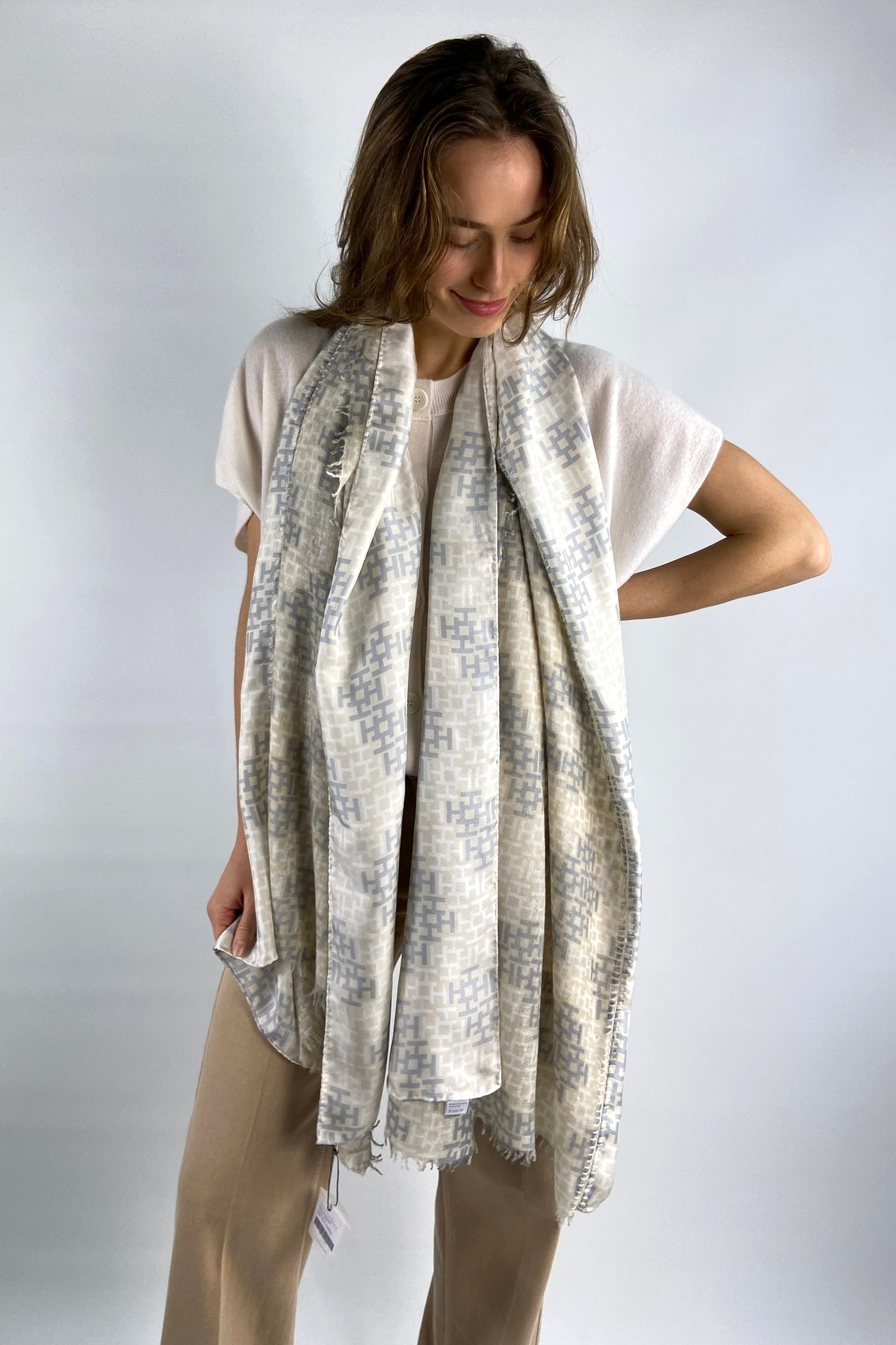 Sjaal H-print zijde wol in de kleur beige grijs van het merk Hemisphere