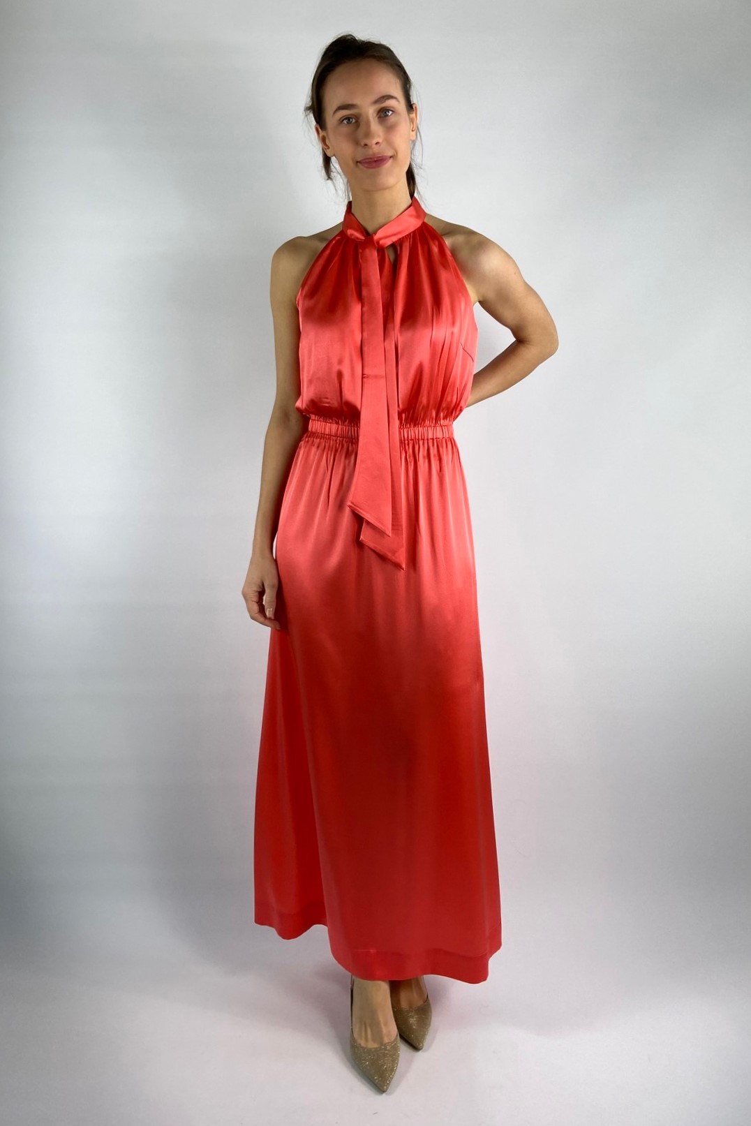 Halterneck kleedje zijde in de kleur marmelade van het merk Dea kudibal