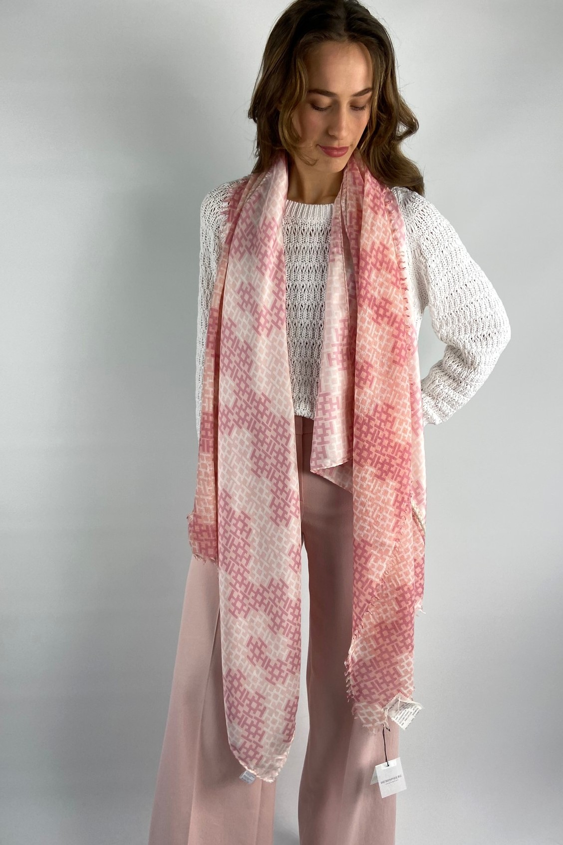Sjaal H-print zijde wol in de kleur roze van het merk Hemisphere