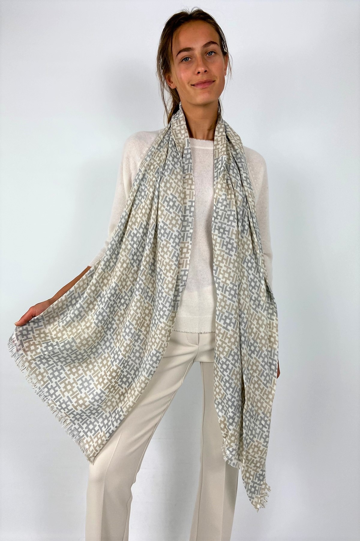 Sjaal H cashmere in de kleur ecru beige van het merk Hemisphere